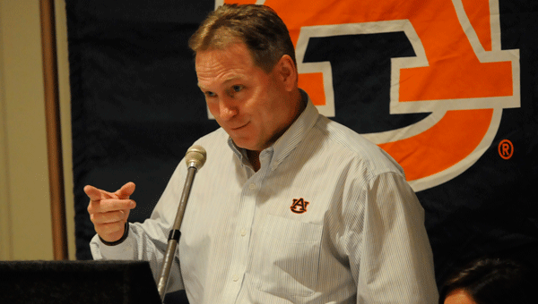 Auburn special teams and tight ends coach Scott Fountain kept the Butler County Auburn Club entertained with amusing anecdotes during Thursday night’s annual club meeting.